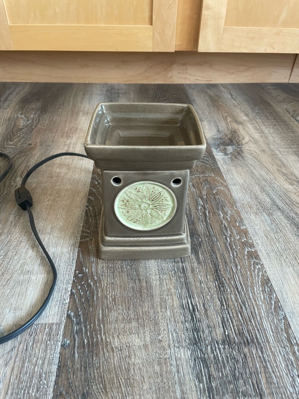Scentsy Lotus Flower Green Full Size Deluxe Wax Warmer.